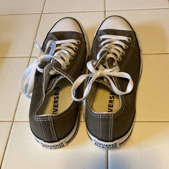 Women’s Converse sneakers size 8, worn a few times. In great condition - Picture 3 of 3